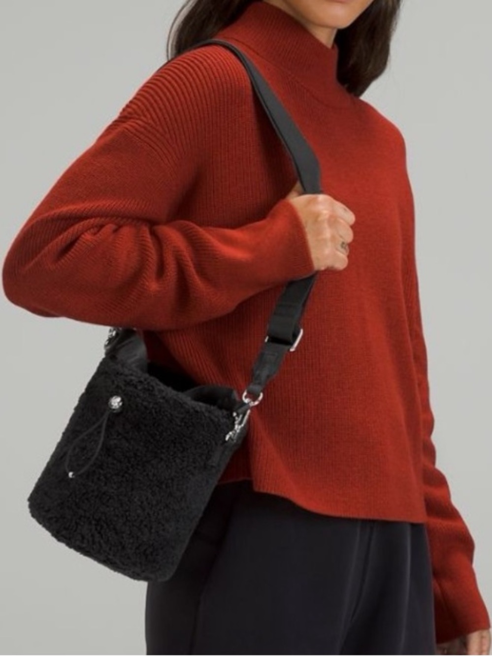 Lululemon β’ Crossbody Fleece Bucket Bag 2.5L